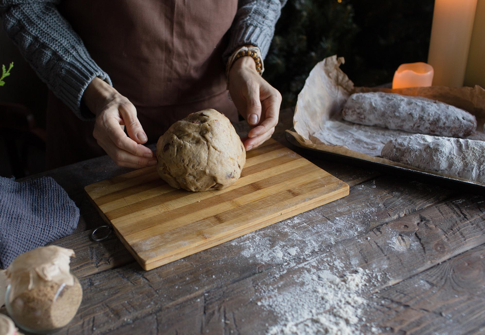 Dettaglio di mani che impastano pane artigianale